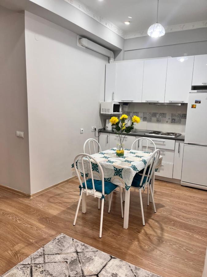 2-Х Комнатная В Золотом Квадрате Apartment อัลมาตี ภายนอก รูปภาพ