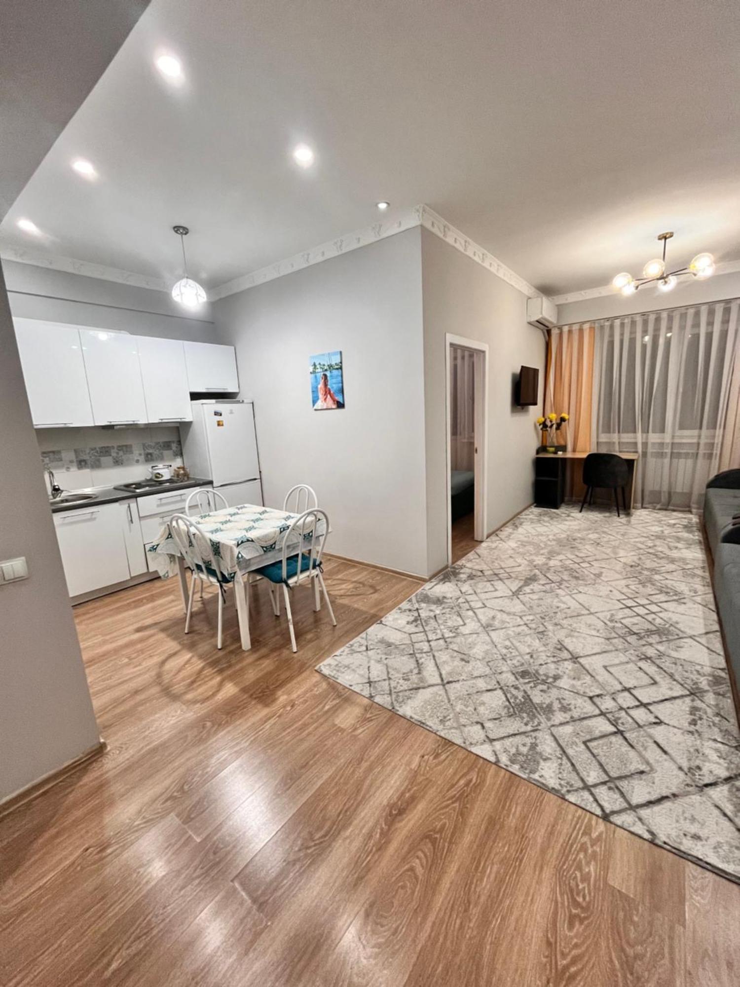 2-Х Комнатная В Золотом Квадрате Apartment อัลมาตี ภายนอก รูปภาพ
